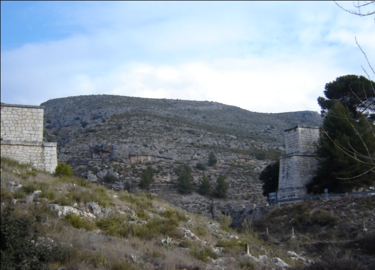 Estribos del puente metálico levantado sobre el Rio Agrés, 