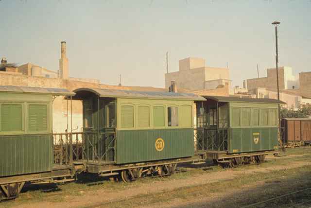 Rama de coches de dos ejes en la estacion del Grao de Castellon,