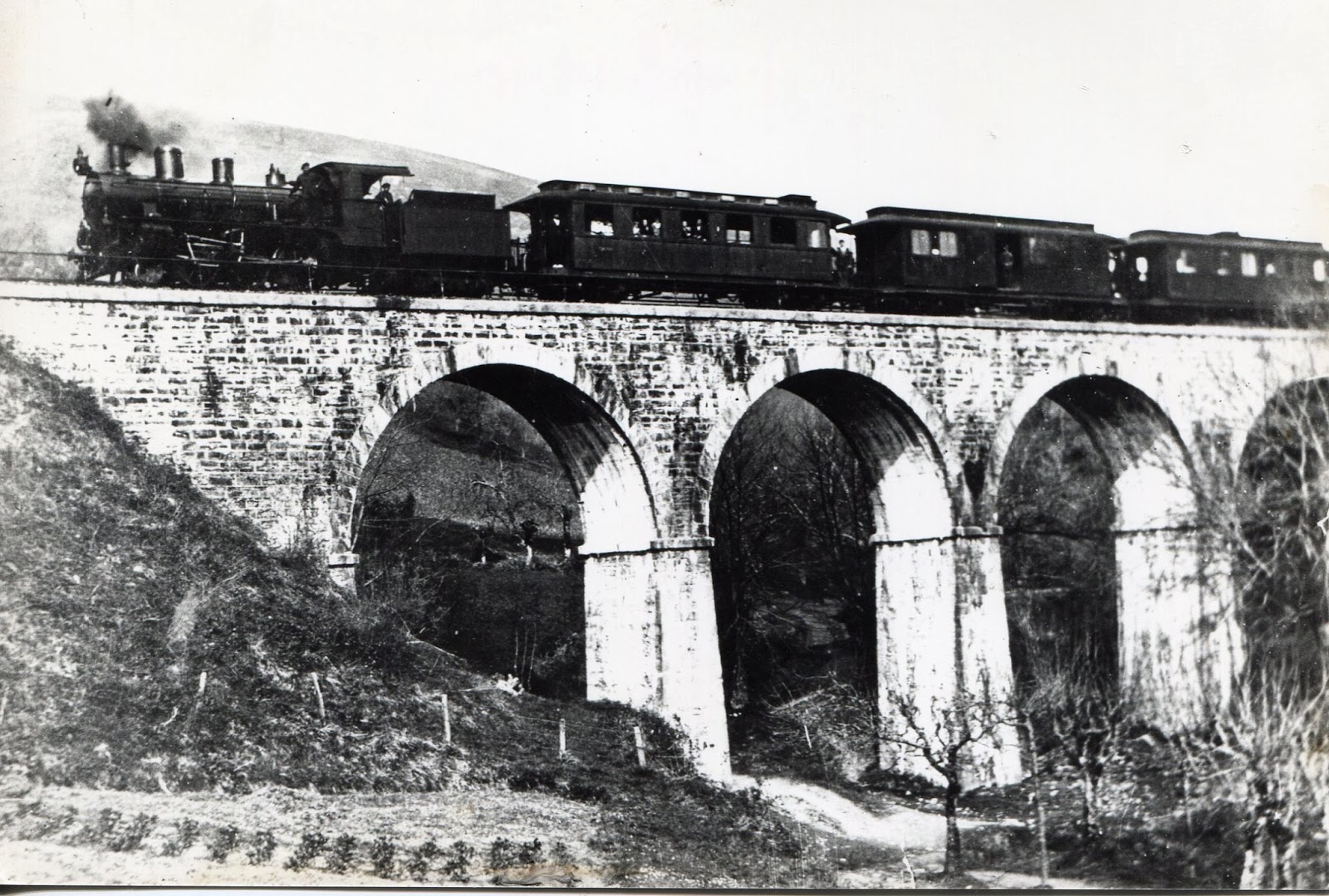 Tren del Plazaola en el viaducto de Lasarte - Euskotren MVF 