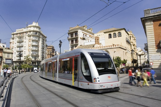 Unidad Urbos 2 en pruebas, tranvia de Sevilla, fotografo desconocido