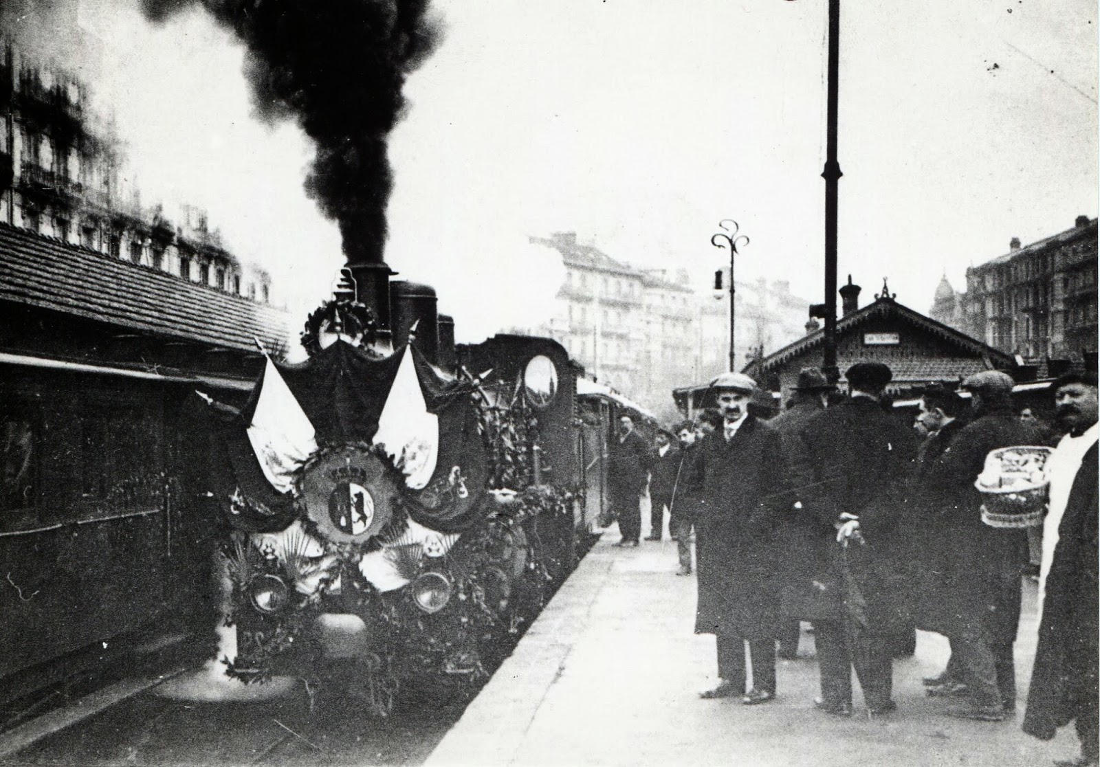 tren inaugural en la estación de Amara previa su salida a Pamplona, fondo Euskotren MVF