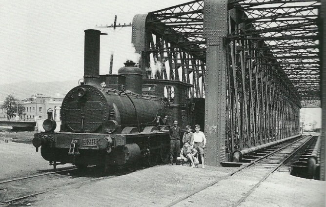 puente en paralelo de la via ancha y de la via estrecha de Coin a Fuengirila , cruza en Guadalmedina , 20.04.1961. Foto Jeremy Wiseman